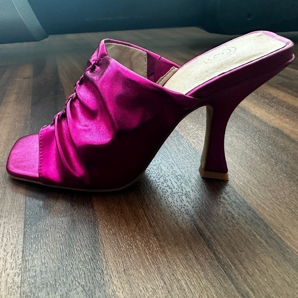 New with tags UO Zoey Ruched Mule Heel Color: Pink Size:6 - Picture 14 of 15